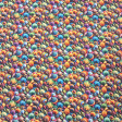 Tela Algodón Conchas Colores Splash Algodón Conchas Colores Splash - ¡Lleva la magia del océano a tus costuras! Esta tela de popelín 100% algodón presenta un vibrante estampado de caracolas, conchas y estrellas de mar en una paleta de colores degradados que pare