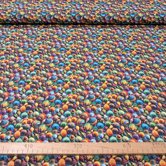 Tela Algodón Conchas Colores Splash Algodón Conchas Colores Splash - ¡Lleva la magia del océano a tus costuras! Esta tela de popelín 100% algodón presenta un vibrante estampado de caracolas, conchas y estrellas de mar en una paleta de colores degradados que pare