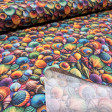 Tela Algodón Conchas Colores Splash Algodón Conchas Colores Splash - ¡Lleva la magia del océano a tus costuras! Esta tela de popelín 100% algodón presenta un vibrante estampado de caracolas, conchas y estrellas de mar en una paleta de colores degradados que pare