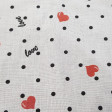 Tela Algodón Corazones Topitos Negros - Tela de algodón con dibujos de corazones rojos sobre un fondo blanco con topitos negros y frases 
