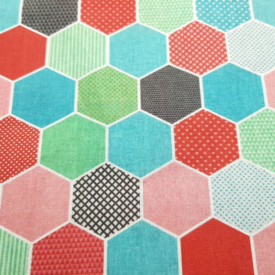 Tela Algodón Panales Hexágonos - Tela de algodón popelín con dibujos geométricos de panales en forma hexagonal rellenas de diversos motivos y de varios colores. La tela mide 150cm de ancho y su composición 100% algodón.