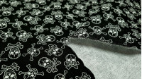 Tela Algodon Calaveras Pirata Allover - Tela de algodón con dibujos de calaveras piratas sobre un fondo negro. La tela mide 150cm de ancho y su composición 100% algodón.