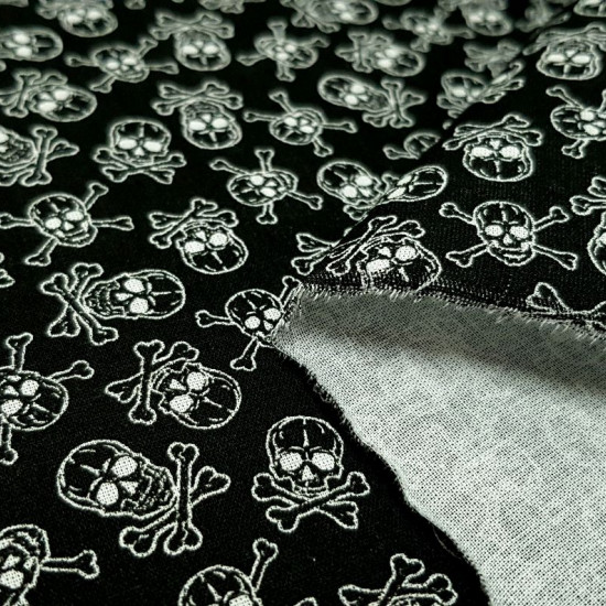 Tela Algodon Calaveras Pirata Allover - Tela de algodón con dibujos de calaveras piratas sobre un fondo negro. La tela mide 150cm de ancho y su composición 100% algodón.