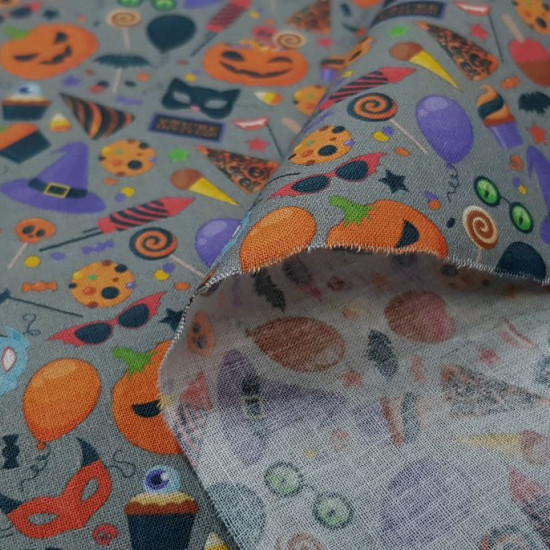 Tela Algodón Halloween Fiesta Caramelos - Tela de algodón empesa de temática Halloween con dibujos de calabazas, máscaras, sombreros de bruja, caramelos… sobre un fondo gris. La tela mide 140cm de ancho y su composición 100% algodón.