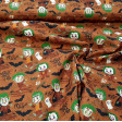 Tela Algodón Halloween Pelos Verdes - Tela de algodón orgánico con dibujos de temática Halloween donde aparecen diferentes monstruos con el pelo verde y la cara pintada al estilo Joker, sobre un fondo marrón anaranjado con murciélagos. La tela mide 150cm