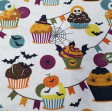 Tela Algodón Halloween Cupcakes - Tela de algodón con dibujos de cupcakes decorados al estilo Halloween, con huesos, ojos, arañas, muerciélagos… La tela mide 150cm de ancho y su composición 100% algodón.