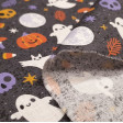 Tela Algodón Halloween Fantasmas Lunas - Tela de algodón tipo empesa impresión digital de temática Halloween donde aparecen fantasmas, lunas llenas, murciélagos, setas, velas... sobre un fondo oscuro. La tela mide 140cm de ancho