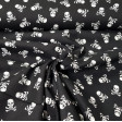 Tela Algodón Calaveras Pirata - Original tela de algodón ideal para temporada de Halloween y temática pirata, ya que tiene dibujos de calaveras piratas blancas sobre fondo negro. La tela es 100% algodón y mide de ancho 140cm.