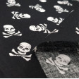 Tela Algodón Calaveras Pirata - Original tela de algodón ideal para temporada de Halloween y temática pirata, ya que tiene dibujos de calaveras piratas blancas sobre fondo negro. La tela es 100% algodón y mide de ancho 140cm.