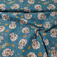 Tela Algodón Calaveras Calacas Flores - Tela de algodón con dibujos de calaveras grandes y fondo floral en diferentes colores. La tela mide 150cm de ancho y su composición 100% algodón.