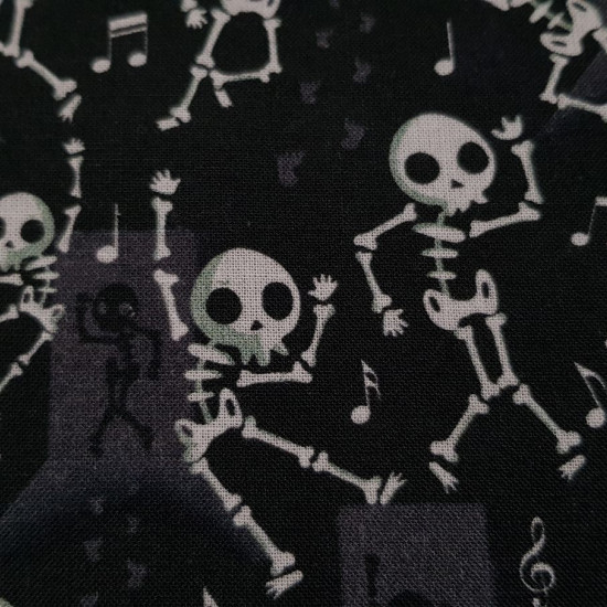 Tela Algodón Esqueletos Bailones - Tela de algodón orgánico popelín de temática Halloween, con dibujos de esqueletos muy divertidos bailando, con decoraciones de notas musicales. Se podrían llamar los 