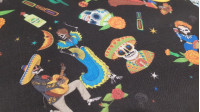 Tela Algodón Esqueletos Flores - Tela de algodón tipo popelín con dibujos de esqueletos mexicanos, cactus, variedad de flores de colores llamativos contrastando con un fondo de color negro. La tela mide 150cm de ancho y su composición 100% algo