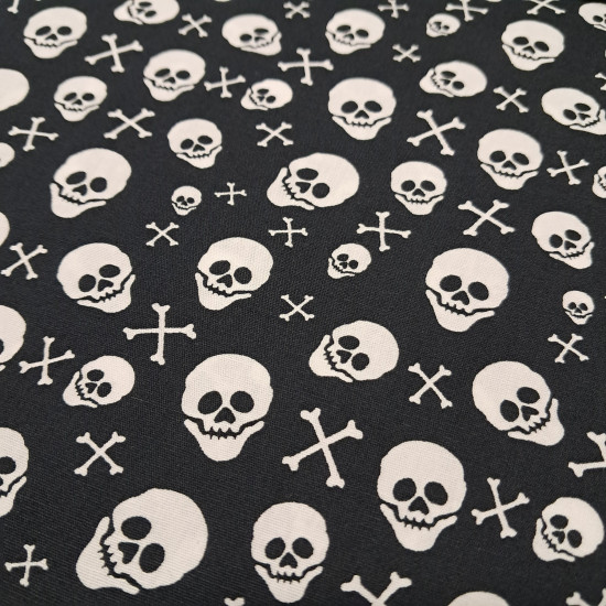 Tela Algodón Calaveras Pirata Tela Algodón Calaveras Pirata - Original tela de algodón ideal para temporada de Halloween y temática pirata, ya que tiene dibujos de calaveras piratas blancas sobre fondo negro. La tela es 100% algodón y mide de ancho 140cm.