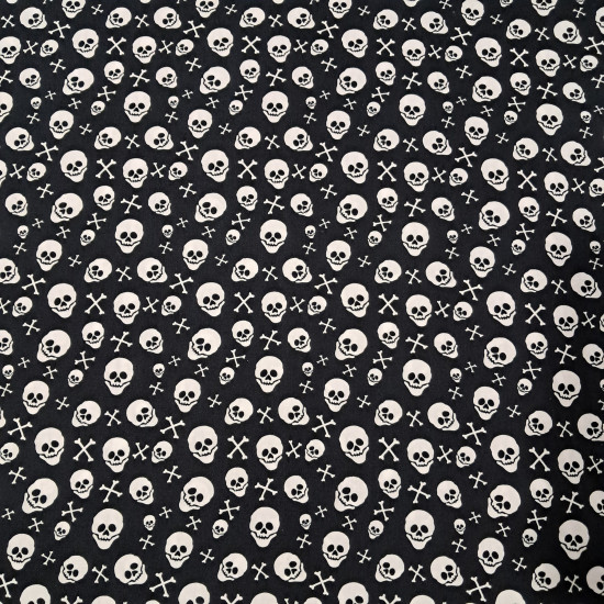 Tela Algodón Calaveras Pirata Tela Algodón Calaveras Pirata - Original tela de algodón ideal para temporada de Halloween y temática pirata, ya que tiene dibujos de calaveras piratas blancas sobre fondo negro. La tela es 100% algodón y mide de ancho 140cm.