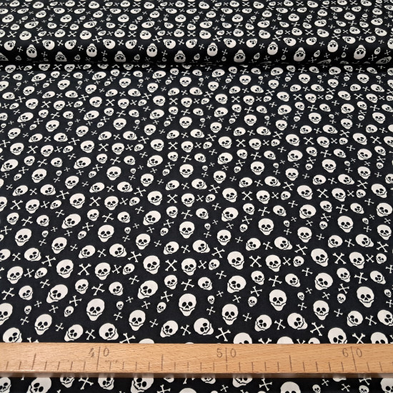 Tela Algodón Calaveras Pirata Tela Algodón Calaveras Pirata - Original tela de algodón ideal para temporada de Halloween y temática pirata, ya que tiene dibujos de calaveras piratas blancas sobre fondo negro. La tela es 100% algodón y mide de ancho 140cm.