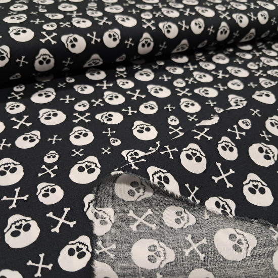 Tela Algodón Calaveras Pirata Tela Algodón Calaveras Pirata - Original tela de algodón ideal para temporada de Halloween y temática pirata, ya que tiene dibujos de calaveras piratas blancas sobre fondo negro. La tela es 100% algodón y mide de ancho 140cm.