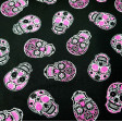 Tela Algodón Calaveras Neon Fucsia - Tela de algodón con dibujos de calaveras de color llamativo neón de color fucsia sobre un fondo de color negro. La tela mide 150cm de ancho y su composición 100% algodón.