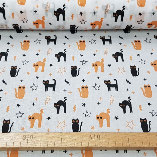 Polycotton Halloween Cats White fabric - Thin polyester and cotton fabric with Halloween drawings with black and orange cats on a white background with rays and stars. The fabric is 110cm wide and its composition is 80% polyester - 20% cotton.