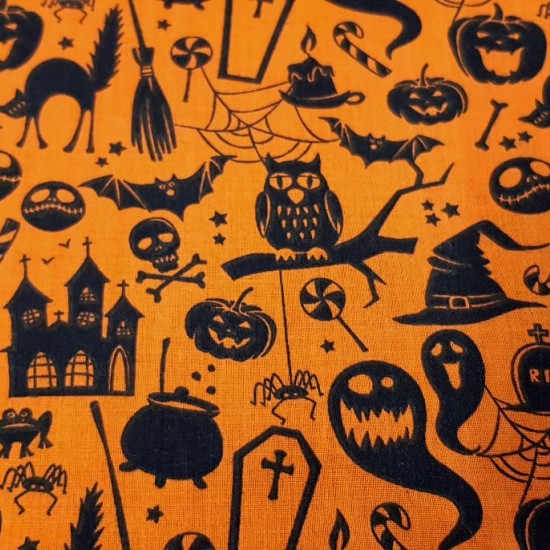 Tela Polycotton Halloween Naranja - Tela fina de poliester y algodón con dibujos de temática halloween donde aparecen sombreros de bruja, esqueletos, calderos, fantasmas, tumbas... sobre un fondo naranja. La tela mide 110cm de ancho y su composición 80