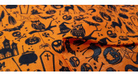 Tela Polycotton Halloween Naranja - Tela fina de poliester y algodón con dibujos de temática halloween donde aparecen sombreros de bruja, esqueletos, calderos, fantasmas, tumbas... sobre un fondo naranja. La tela mide 110cm de ancho y su composición 80