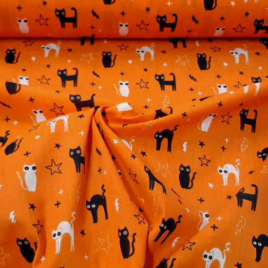 Tela Polycotton Halloween Gatos Naranja - Tela fina de poliester y algodón con dibujos de temática halloween con gatos negros y blancos sobre un fondo naranja con rayos y estrellas. La tela mide 110cm de ancho y su composición 80% poliester – 20% algodón.