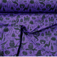 Tela Polycotton Halloween Violeta - Tela fina de poliester y algodón con dibujos de halloween como fantasmas, sombreros de bruja, esqueletos, calderos, tumbas... sobre un fondo violeta. La tela mide 110cm de ancho y su composición 80% poliester – 20% a