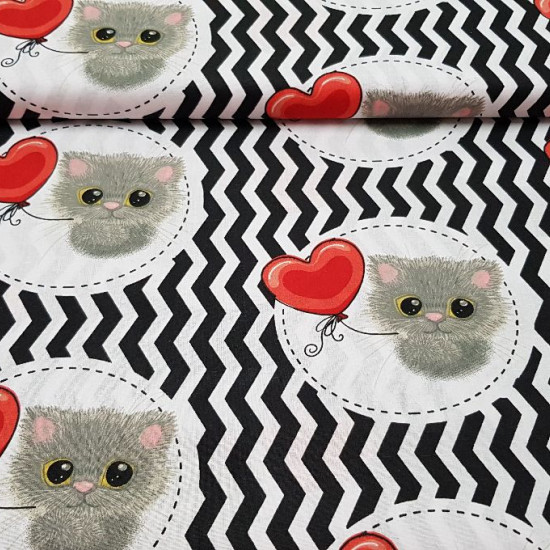 Tela Algodón Gatitos y Globos - Tela de algodón con dibujos de gatitos grises con globos rojos en forma de corazón sobre un fondo de zig-zag. La tela mide 150cm de ancho y su composición 100% algodón.