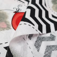 Tela Algodón Gatitos y Globos - Tela de algodón con dibujos de gatitos grises con globos rojos en forma de corazón sobre un fondo de zig-zag. La tela mide 150cm de ancho y su composición 100% algodón.