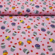Tela Algodón Cupcakes Frutas Rosa - Tela de algodón con dibujos de cupcakes y frutas rojas, cerezas y fresas, sobre un fondo rosa. La tela mide 150cm de ancho y su composición 100% algodón.