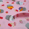 Tela Algodón Cupcakes Frutas Rosa - Tela de algodón con dibujos de cupcakes y frutas rojas, cerezas y fresas, sobre un fondo rosa. La tela mide 150cm de ancho y su composición 100% algodón.