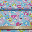 Tela Algodón Manzanas Colores Conejos - Tela de algodón infantil con dibujos de conejos y manzanas de colores sobre un fondo de color azul claro. La tela mide 150cm de ancho y su composición 100% algodón.