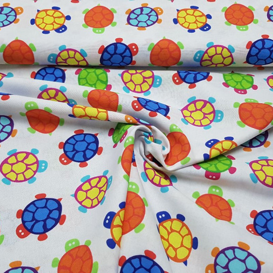 Cotton Turtles Colors fabric - Cotton fabric with children's drawings of colorful turtles on a white background. The fabric is 150cm wide and its composition is 100% cotton.