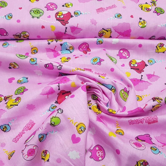 Tela Algodón Angry Birds Rosa - Tela de algodón con dibujos de los personajes del famoso videojuego Angry Birds, sobre un fondo de color rosa. La tela mide 150cm de ancho y su composición 100% algodón.