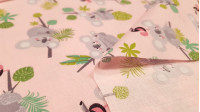 Tela Algodón Koalas y Tucanes - Tela de algodón infantil con dibujos de koalas sobre ramas de árbol y tucanes, sobre un fondo rosa suave. Una preciosidad de tela! La tela mide 140cm de ancho y su composición 100% algodón.