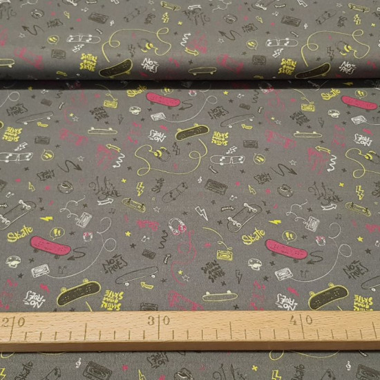 Cotton Skate Gray fabric - Cotton fabric with skate-themed drawings and other elements such as cassette tapes, rays, helmets, musical notes... contrasting colors on a gray background. The fabric is 150cm wide and its composition is 100% cotton