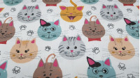 Tela Algodón Caras Gatos Huellas - Tela de algodón satinada con dibujos de caras de gatos divertidas y huellas sobre un fondo blanco. La tela mide 140cm de ancho y su composición 100% algodón.