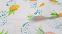 Tela Algodón Piñas Trazos - Tela de algodón con dibujos de piñas grandes y trazos de piñas sobre un fondo de color blanco. La tela mide 150cm de ancho y su composición 100% algodón.