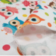 Tela Algodón Búhos Lunares Coloridos - Tela de algodón satinado con dibujos de búhos de colores y lunares sobre un fondo blanco. La tela mide 140cm de ancho y su composición 100% algodón.