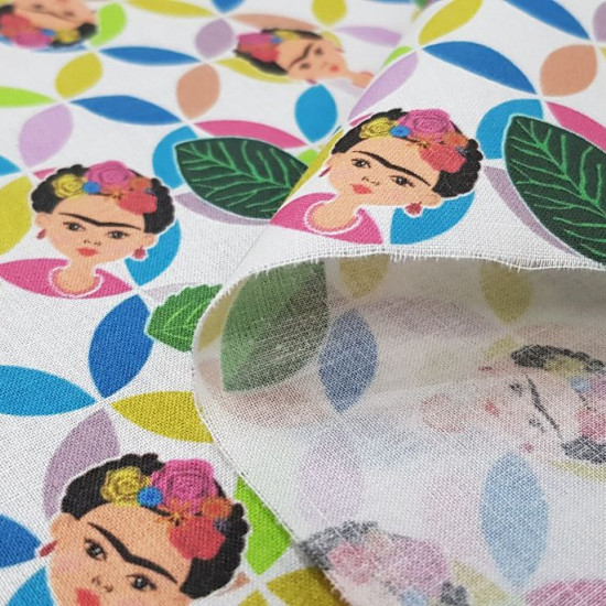 Tela Algodón Frida Hojas Geometría - Tela de algodón empesa estampación digital con dibujos de caras representativas de Frida Kahlo sobre un fondo colorido de formas geométricas y hojas sobre un fondo blanco. La tela mide 140cm de a