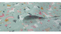 Tela Algodón Unicornios Castillos Verde - Tela de algodón infantil con dibujos de unicornios sobre un fondo de color verde con castillos, plantas, arcoiris... La tela mide 150cm de ancho y su composición 100% algodón.