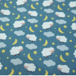 Tela Algodón Ovejas Nubes - Tela de algodón con dibujos de ovejas y nubes sobre un fondo con estrellas y lunas. La tela mide 150cm de ancho y su composición 100% algodón.