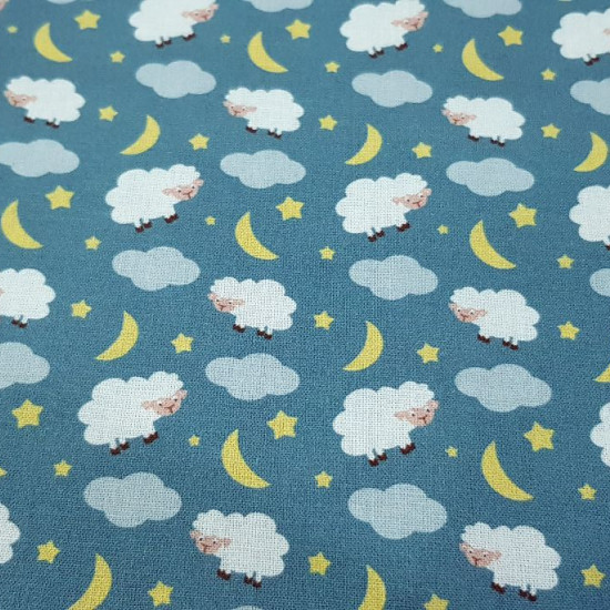 Tela Algodón Ovejas Nubes - Tela de algodón con dibujos de ovejas y nubes sobre un fondo con estrellas y lunas. La tela mide 150cm de ancho y su composición 100% algodón.