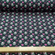 Tela Algodón Calaveras Lacitos Rosas - Tela de algodón con dibujos de calaveras con lacitos rosas sobre un fondo negro con corazones y estrellas de color rosa. La tela mide 140cm de ancho y su composición 100% algodón.