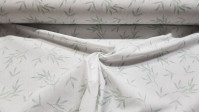 Tela Algodón Plantas Bambú Verde - Tela de algodón con dibujos de plantas de bambú en color verde sobre un fondo blanco. Esta tela coordina con la tela de algodón Pandas Bambú Verde de la misma colección. La tela mid