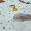 Tela Algodón Princesas Espejos Fabby - Tela de algodón orgánico (GOTS) con dibujos infantiles de princesas de cuentos en espejos sobre un fondo con cisnes y flores. La tela mide 150cm de ancho y su composición 100% algodón.