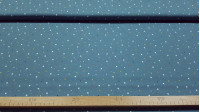 Tela Algodón Varitas Mágicas Fabby - Tela de algodón orgánico (GOTS) con dibujos de varitas mágicas, estrellas de colores y topitos sobre un fondo azul. La tela mide 150cm de ancho y su composición 100% algodón.