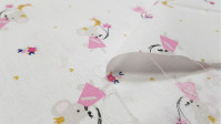 Tela Algodón Ratitas Globos Lunas - Tela de algodón infantil con dibujos de ratitas con globos en forma de lunas y estrellas en tonos rosas y ocres sobre un fondo blanco. La tela mide 150cm de ancho y su composición 100% algodón.