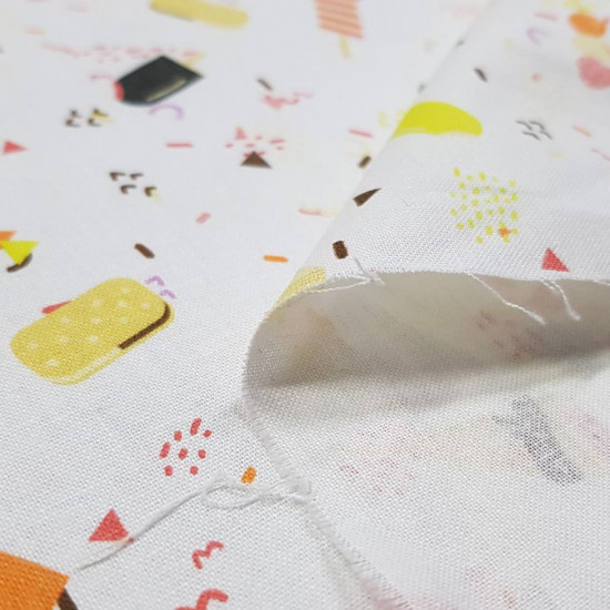 Cotton Mythical Ice Cream fabric - Cotton fabric with ice cream drawings that remind us of the mythical ice cream brands in the shape of a foot, tornadoes, rockets, pencils ... The fabric is 150cm wide and its composition is 100% cotton.