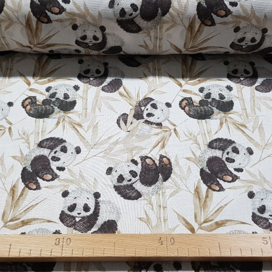Tela Algodón Pandas Bambú Beige - Tela de algodón tipo popelín de temática infantil con dibujos de osos panda sobre un fondo de cañas de bambú en color beige. La tela mide 150cm de ancho y su composición 100% algodón.