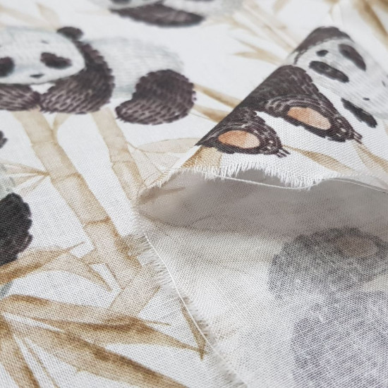 Tela Algodón Pandas Bambú Beige - Tela de algodón tipo popelín de temática infantil con dibujos de osos panda sobre un fondo de cañas de bambú en color beige. La tela mide 150cm de ancho y su composición 100% algodón.